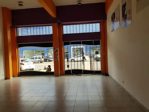 Amplio Local en  excelente ubicación