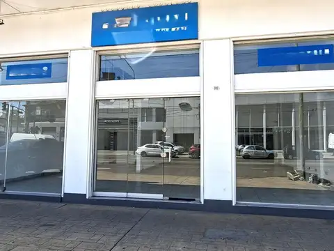 Amplio Local sobre Av. Mitre de excelente ubicación  En Alquiler