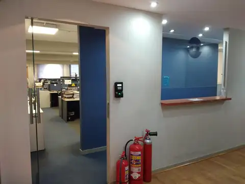 Alquiler piso de oficinas amoblado al frente en Maipú y Lavalle