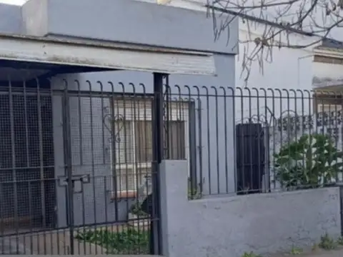 Interesante PH 3 Amb. Fte con cochera y patio.