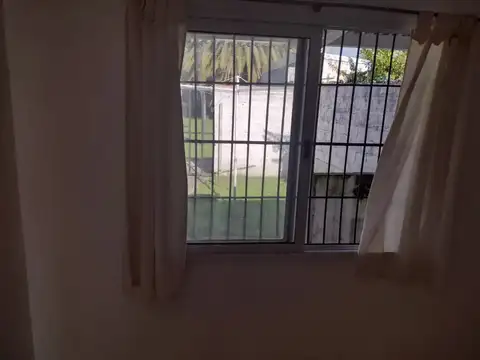 Casa sobre amplio lote actualmente convertida a 3 departamentos,oportunidad por metros cuadrados, en zona precio libre de todo gasto, inclusive la sucesion