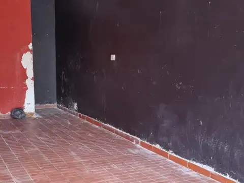 Local comercial en alquiler con vidriera y rejas – Parque San Martín, Merlo