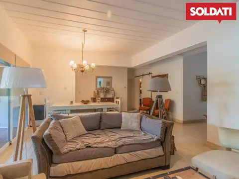 Casa en venta,  Barrio Roble Joven, 3 dormitorios mas escritorio.