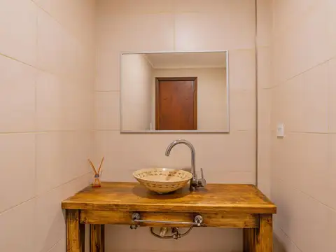 Casa en venta de 4 ambientes, garaje y parque en barrio Caisamar