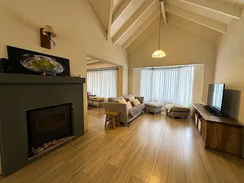 Casa 5 ambientes con 2 baños
