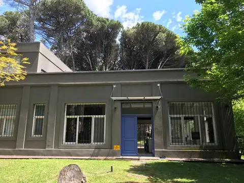 Lindisima casa en Carilo en esplèndido entorno de bosque con capacidad para 10 personas