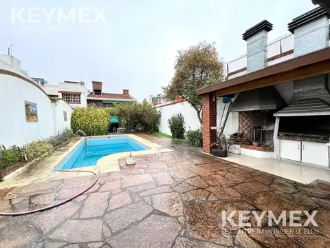 Casa 2 plantas 4/5 ambientes c/jardín,piscina climatizada,quincho,parrilla y garage.Villa del Parque