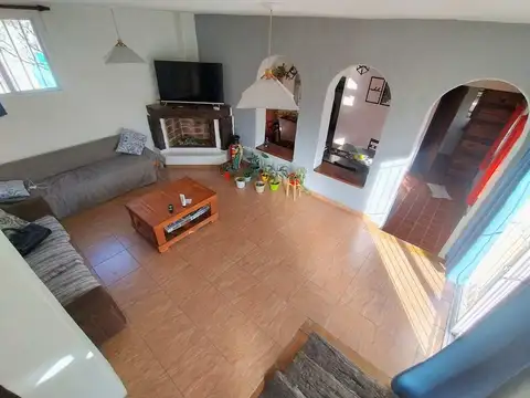 Casa 8 ambientes con 2 baños