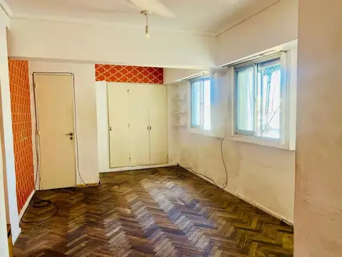 Monoambiente en piso alto, muy luminoso p/RECICLAR