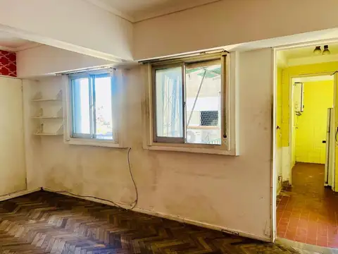 Monoambiente en piso alto, muy luminoso p/RECICLAR