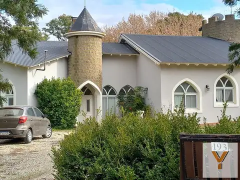 Casa en venta - 5 Dormitorios 3 Baños - Coronel Brandsen