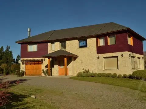 FINA PATAGONIA. Casa en venta de 3 dormitorios c/ cochera en San Martin de los Andes