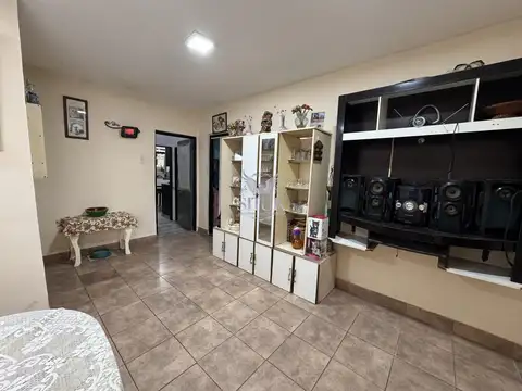 Casa 8 ambientes con 3 baños