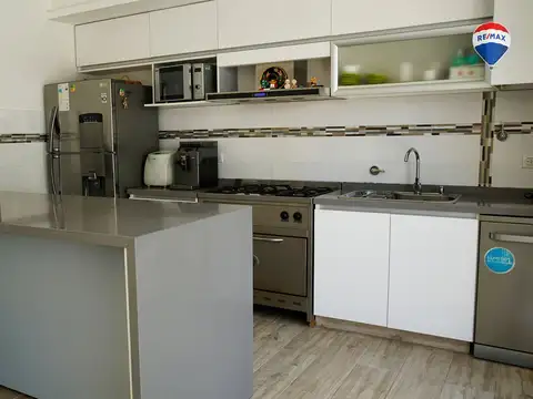 CASA CON PILETA EN LOMAS DE ZAMORA