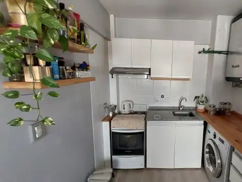 Departamento 2 dormitorios con balcón. En Av. Alberdi