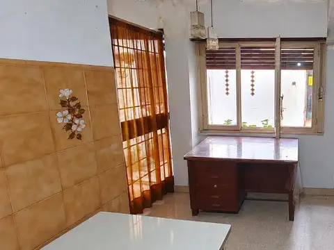 Casa 6 ambientes con 2 baños