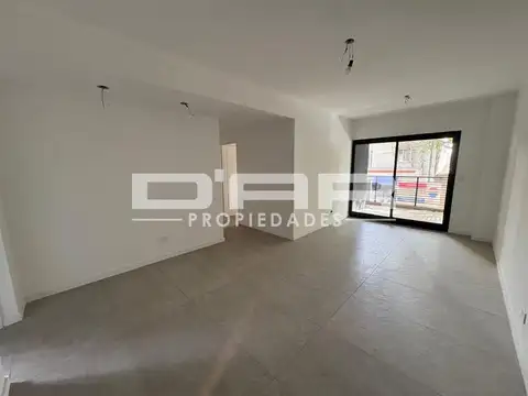 Departamento de 4 Ambientes al frente con balcón corrido
