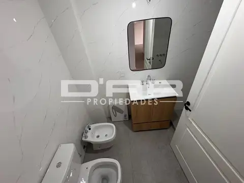 Departamento de 4 Ambientes al frente con balcón corrido
