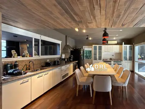 Casa en Alquiler con 3 cocheras