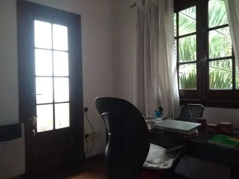 Casa 6 ambientes con 2 baños