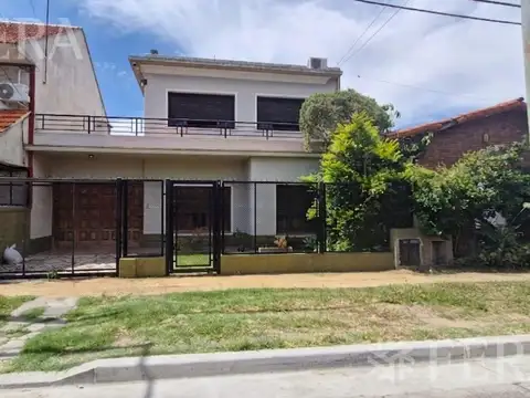 Venta casa 4 ambientes con cochera en Bernal Oeste
