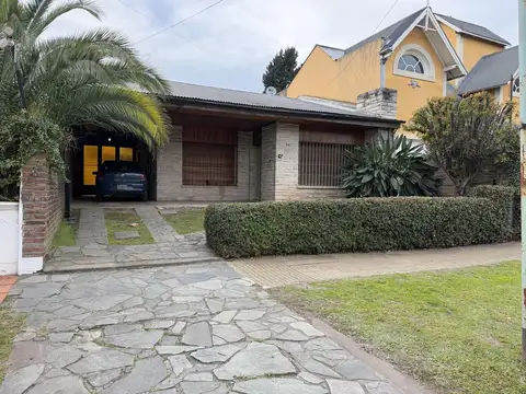 Casa 3 Amb. En Alquiler Castelar Centro, Moron