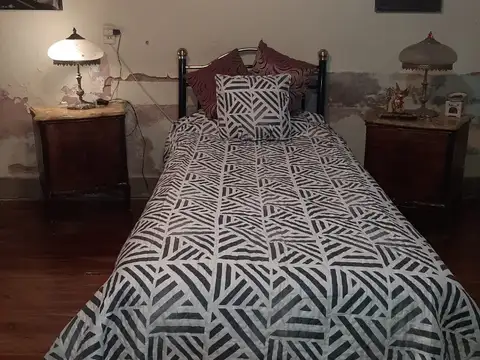 CASA  CON COCHERA Y JARDIN