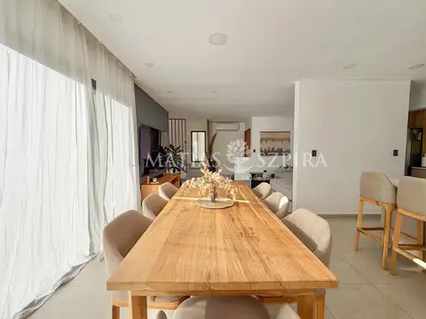 Casa en Venta con 2 cocheras