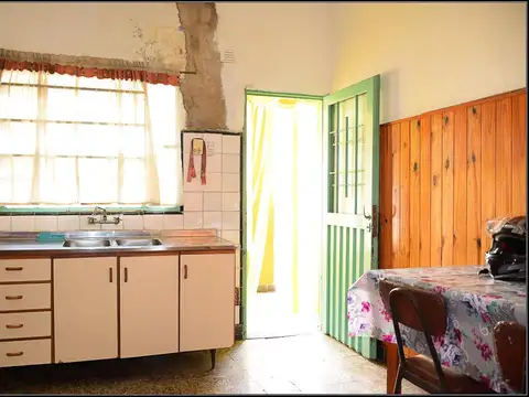 LARREA 2869 CASA INTERNA UNICA 2 DORMITORIOS C/TERRENO LIBRE