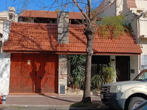 Dpto PH 4 ambientes con patio en muy buena ubicación de Lanús Este 