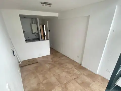 Departamento en Alquiler en Bernal, $ 650.000