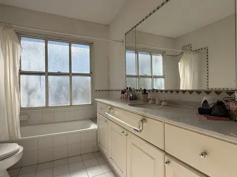 Casa en Alquiler con 5 cocheras
