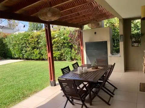 Casa en Alquiler con 2 cocheras