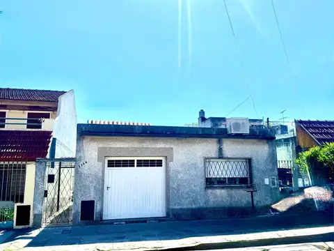 CASA DE 3 AMBIENTES CON COCHERA Y JARDIN