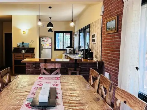 Casa 4 ambientes con 2 baños