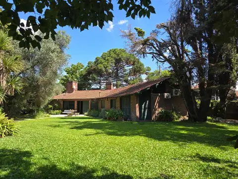 VENTA CASA CON  PARQUE Y PILETA EN PILAR CENTRO