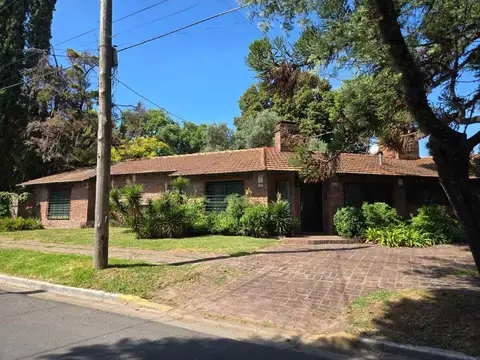 VENTA CASA CON  PARQUE Y PILETA EN PILAR CENTRO