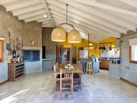 Casa 5 ambientes con 2 baños