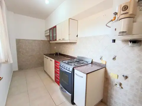 Dpto. 3 Amb. Lateral, Luminoso C/Lavadero. Bajas expensas. 1º Piso x esc.