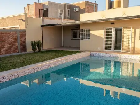 CASA CON QUINCHO Y PILETA B° PRIVADO SANTA LUCIA