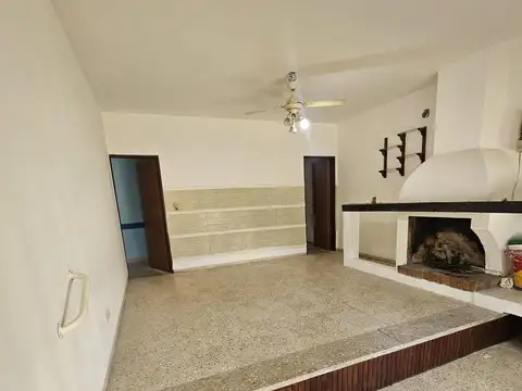 Gurruchaga  al 900, casa al frente con garage, 2 dormitorios, terraza.