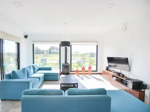 Casa en Venta con 2 cocheras