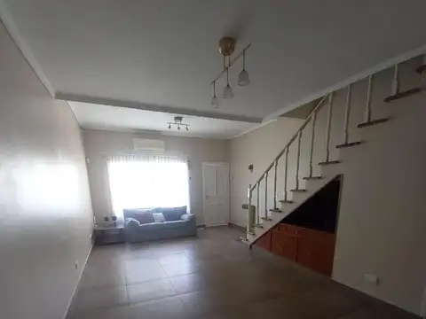 Casa en Alquiler con 1 cochera