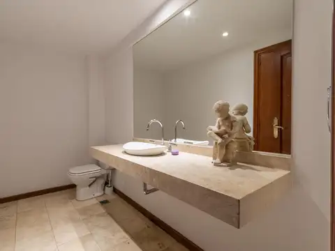 Casa en Alquiler con 4 cocheras