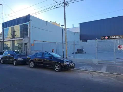 ALQUILER – IMPRESIONANTE LOCAL COMERCIAL – 2 PISOS – CENTRO DE BERAZATEGUI