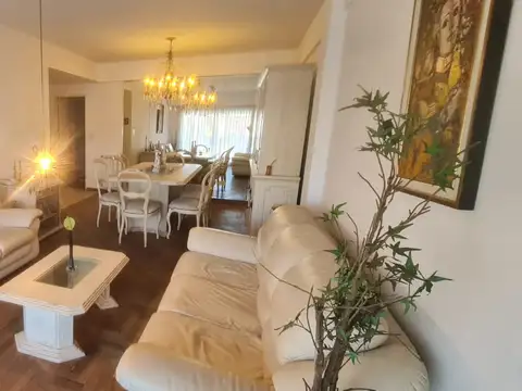 Hermoso piso. Liv Com 2 dormit (1 suite). c/ depcia bcon frente. Cochera. Luz y sol.