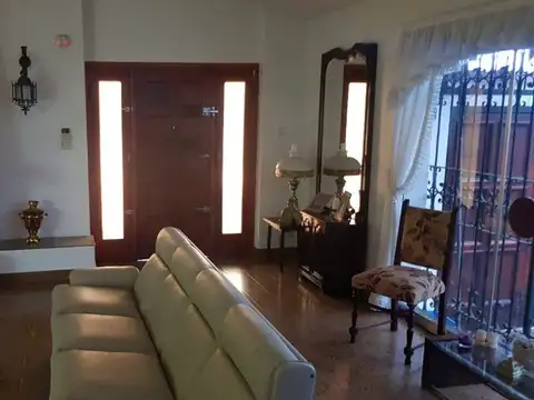 Casa 5 ambientes con 4 baños