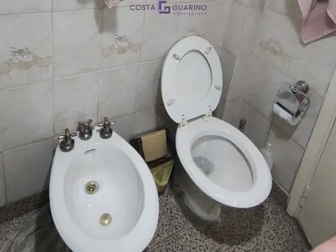 Excelente casa de 5 ambientes en 2 plantas en lote de 10 X 30