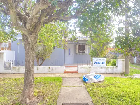 Casa dos dormitorios más lote en barrio centro