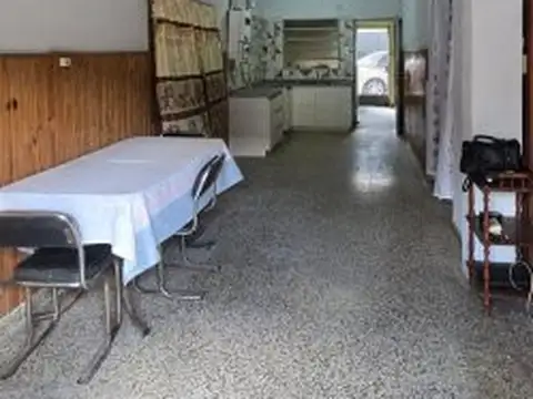 Casa 7 ambientes con 1 baño